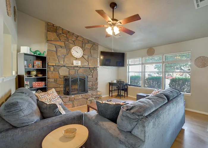 Extended East W/ Fenced Yard Holiday home Tulsa