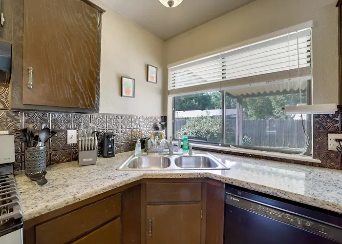 Extended East W/ Fenced Yard Holiday home