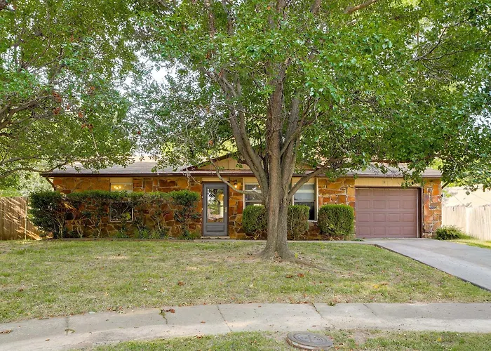Extended East W/ Fenced Yard * Tulsa